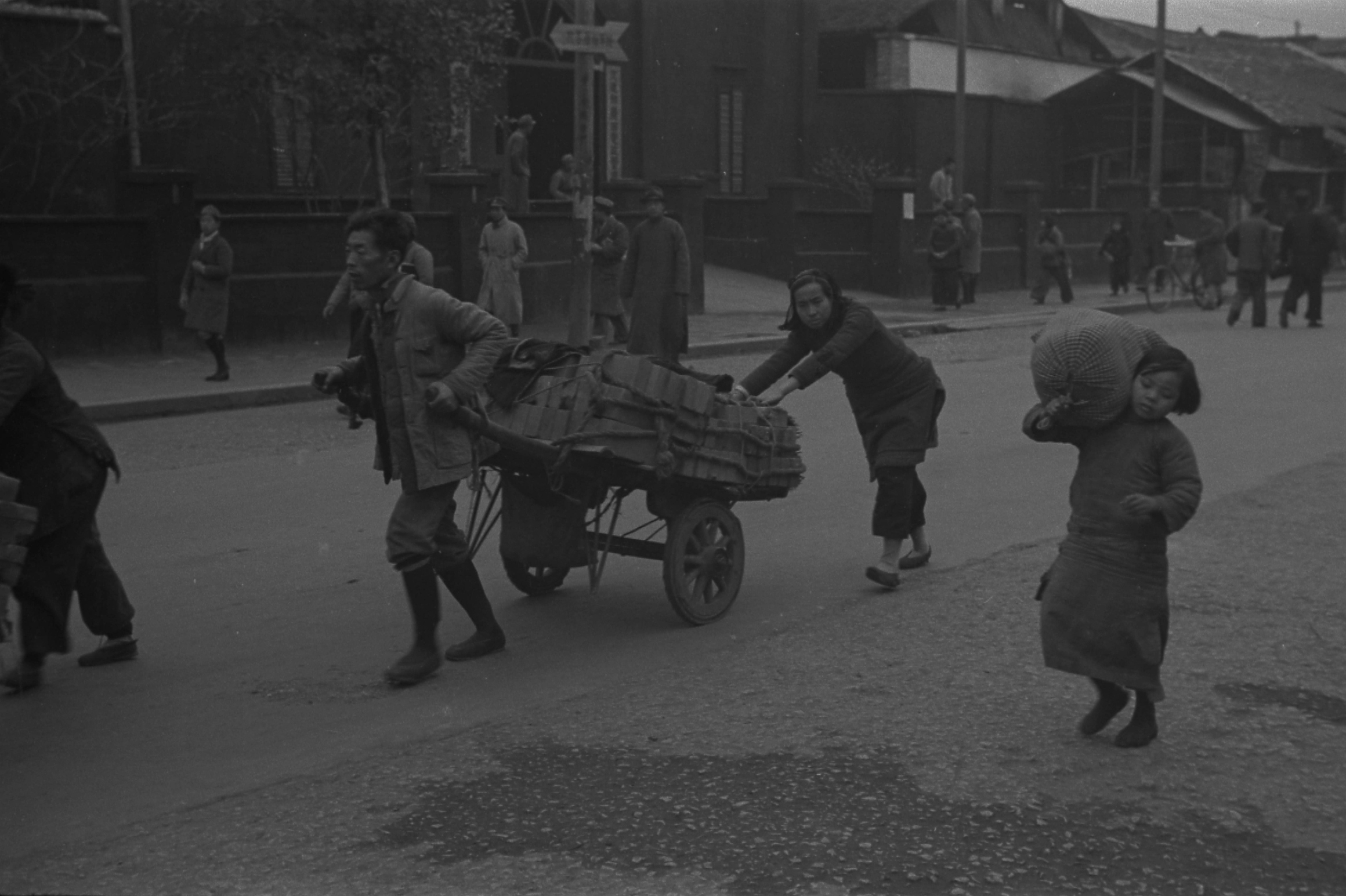 【JPG清晰版】._桂林，人们在街上拉车