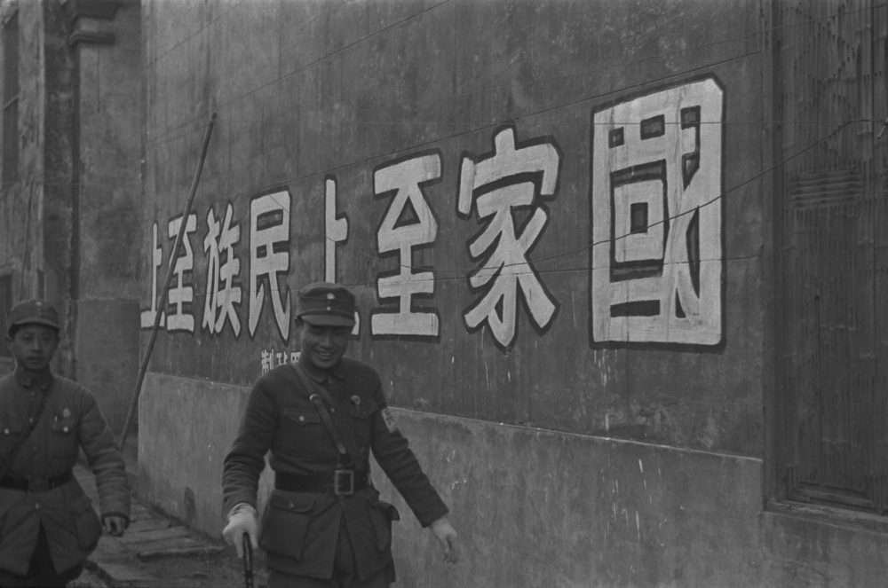 【JPG清晰版】._桂林，士兵站在写有“国家和民族最重要”的墙上