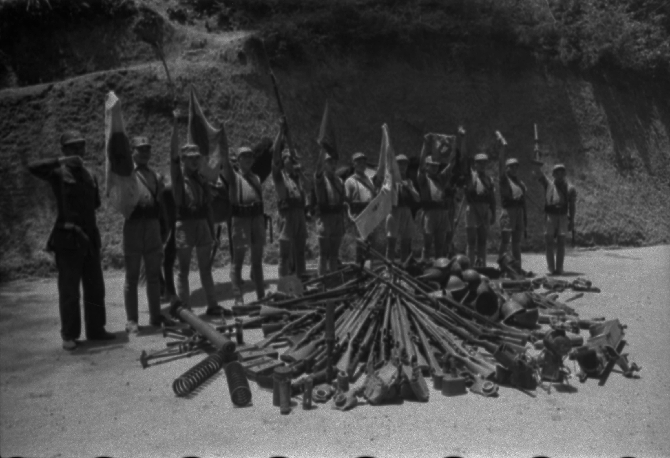 【JPG清晰版】._湖北省士兵展示缴获的日本武器