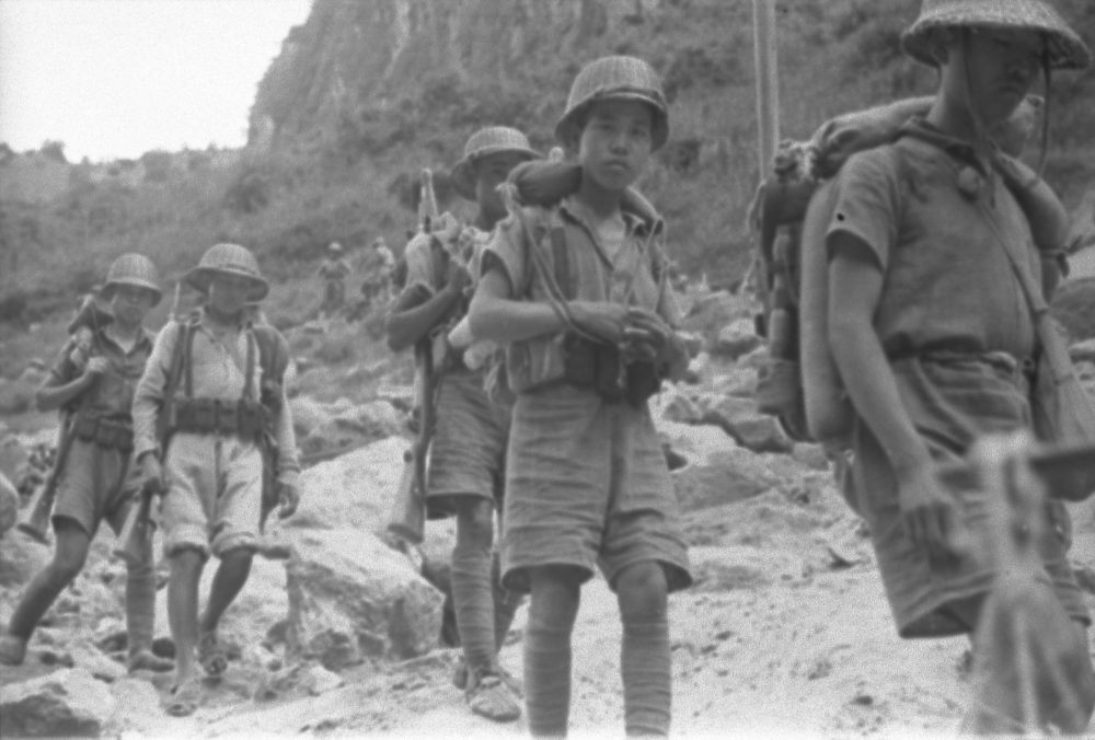 【JPG清晰版】._湖北省，年轻士兵在山坡上行走