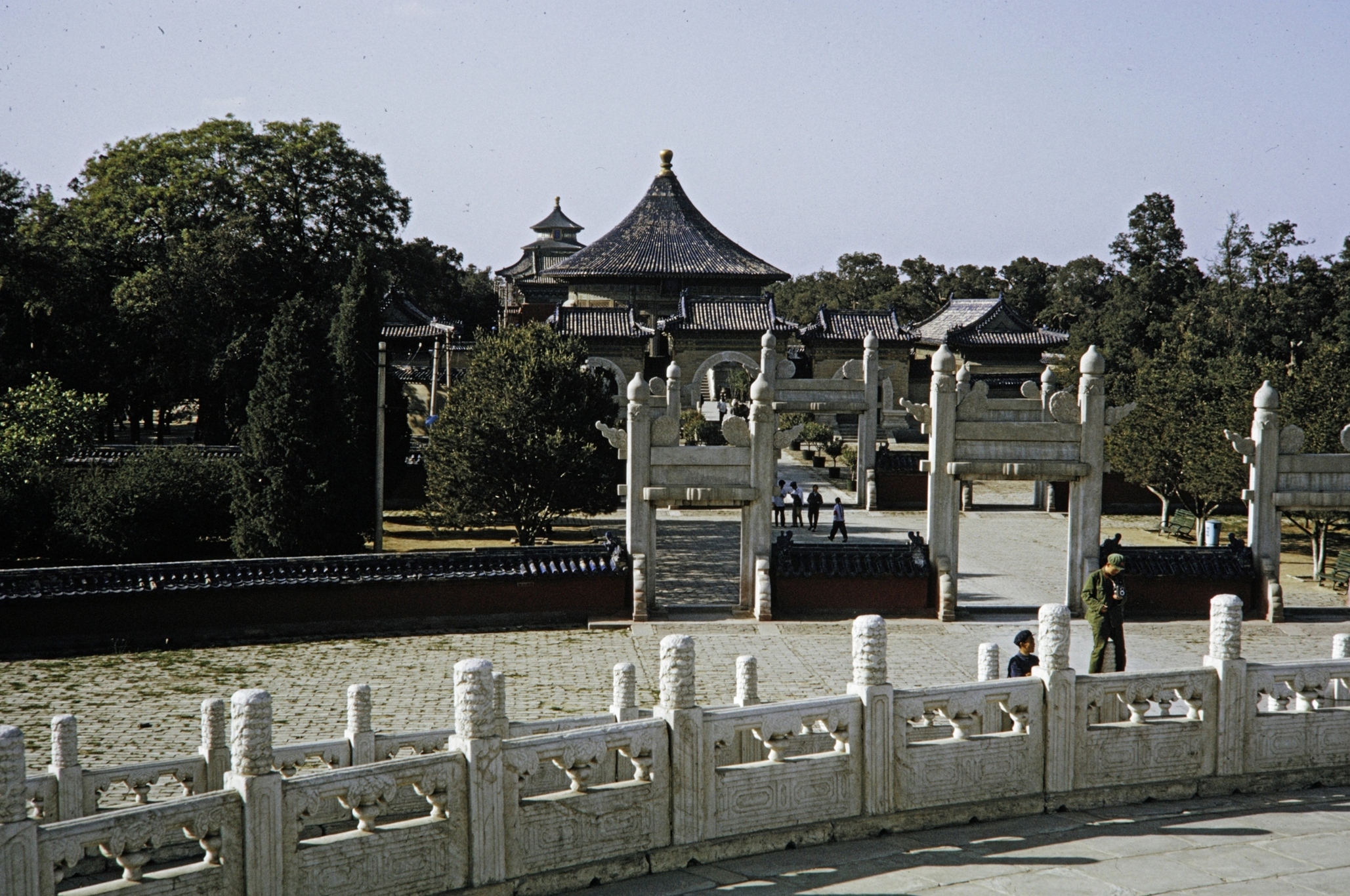 【JPG清晰版】._从北京天坛圜丘坛望去的棂星门