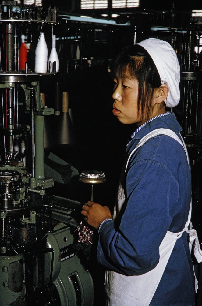 【JPG清晰版】._纺织工人在工厂生产袜子 【JPG清晰版】._纺织工人在工厂生产袜子