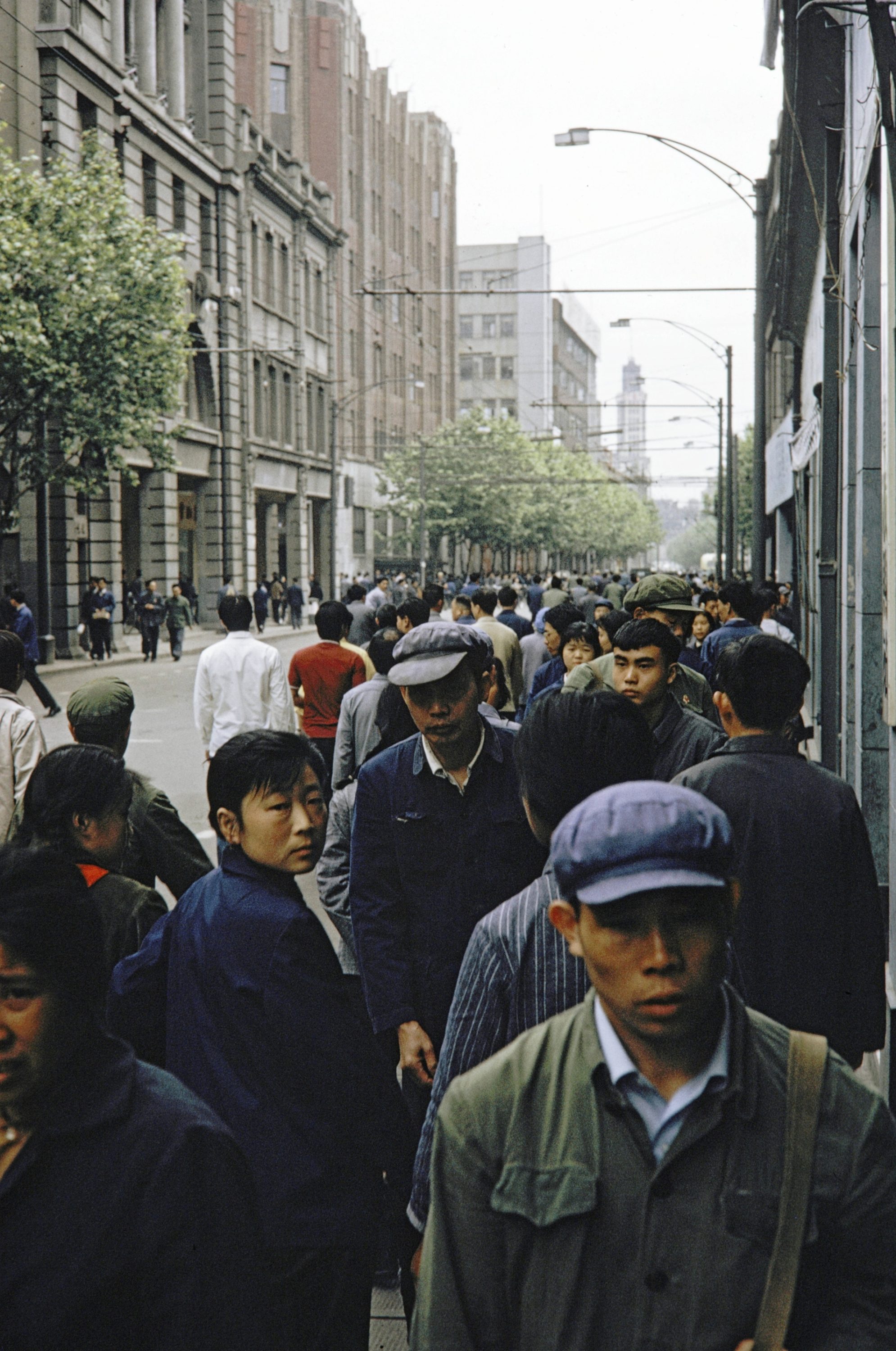 【JPG清晰版】._上海拥挤的人行道上的行人