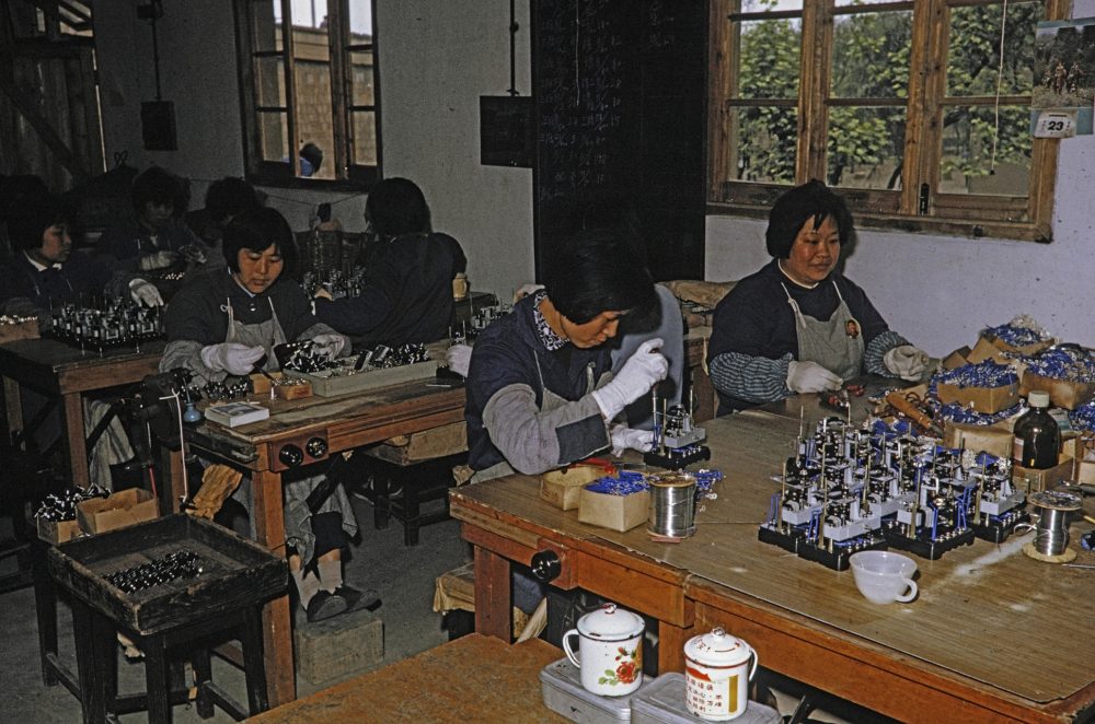 【JPG清晰版】._技术人员在上海测试电气元件 【JPG清晰版】._技术人员在上海测试电气元件