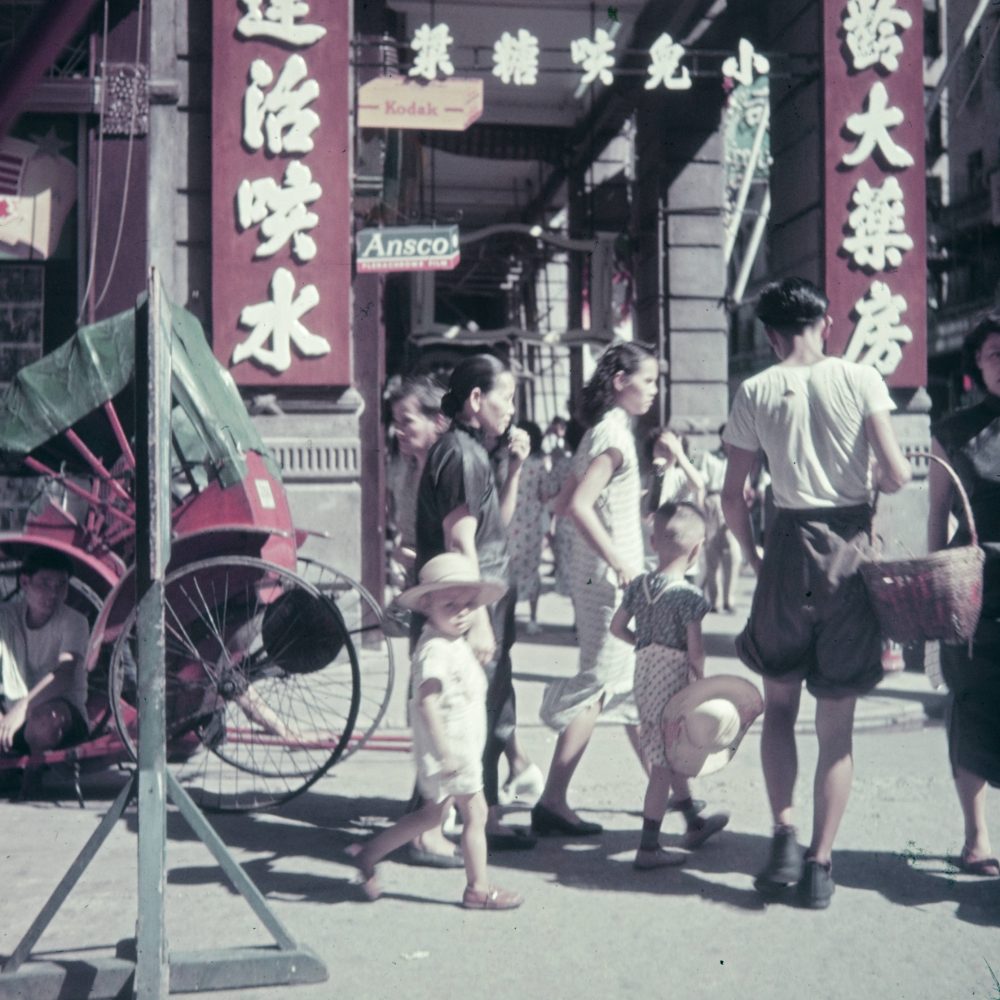 【JPG清晰版】._香港，人们沿着街道走，街道上有商店