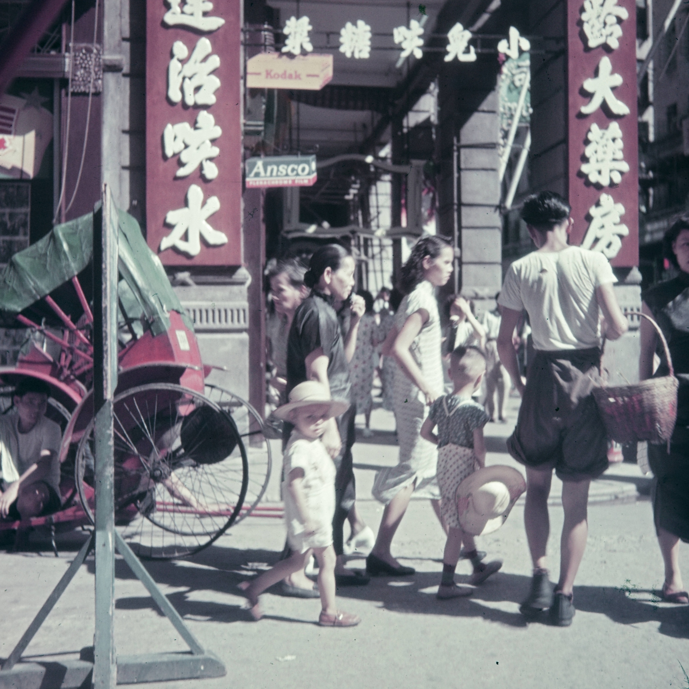 【JPG清晰版】._香港，人们沿着街道走，街道上有商店