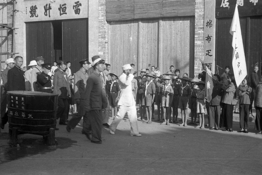 【JPG清晰版】._赣州，蒋经国走过时，人们在街上等候