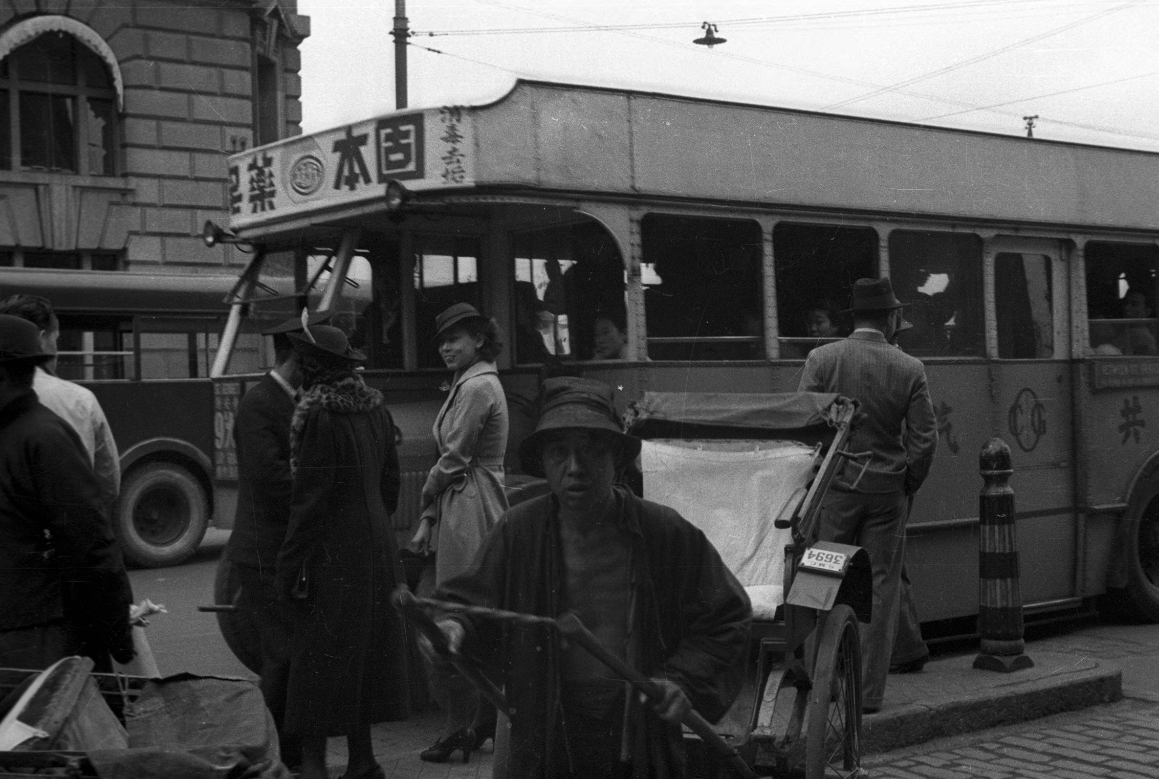 【JPG清晰版】._上海，人力车送乘客