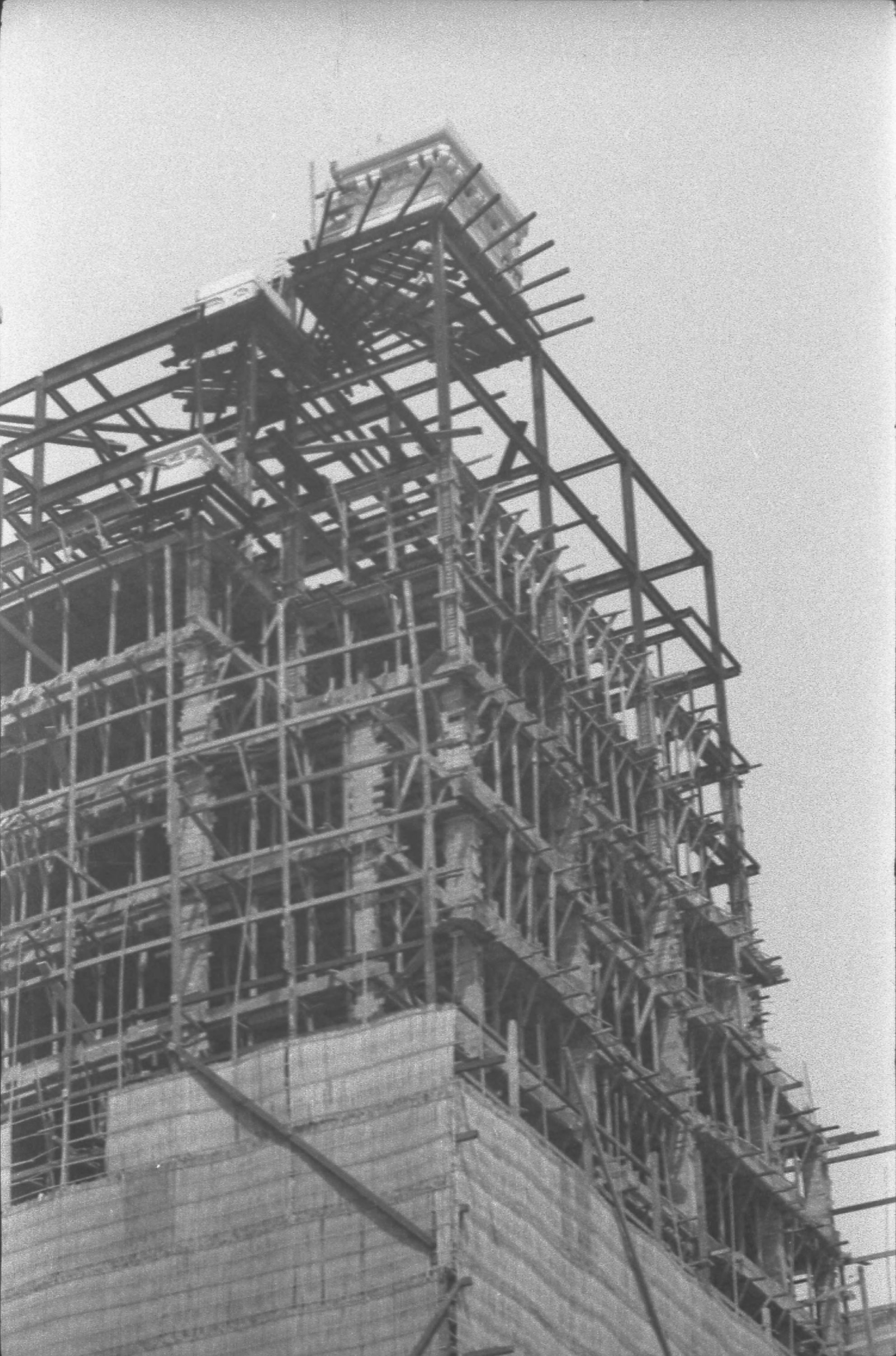 【JPG清晰版】._上海，一栋建筑正在建设中