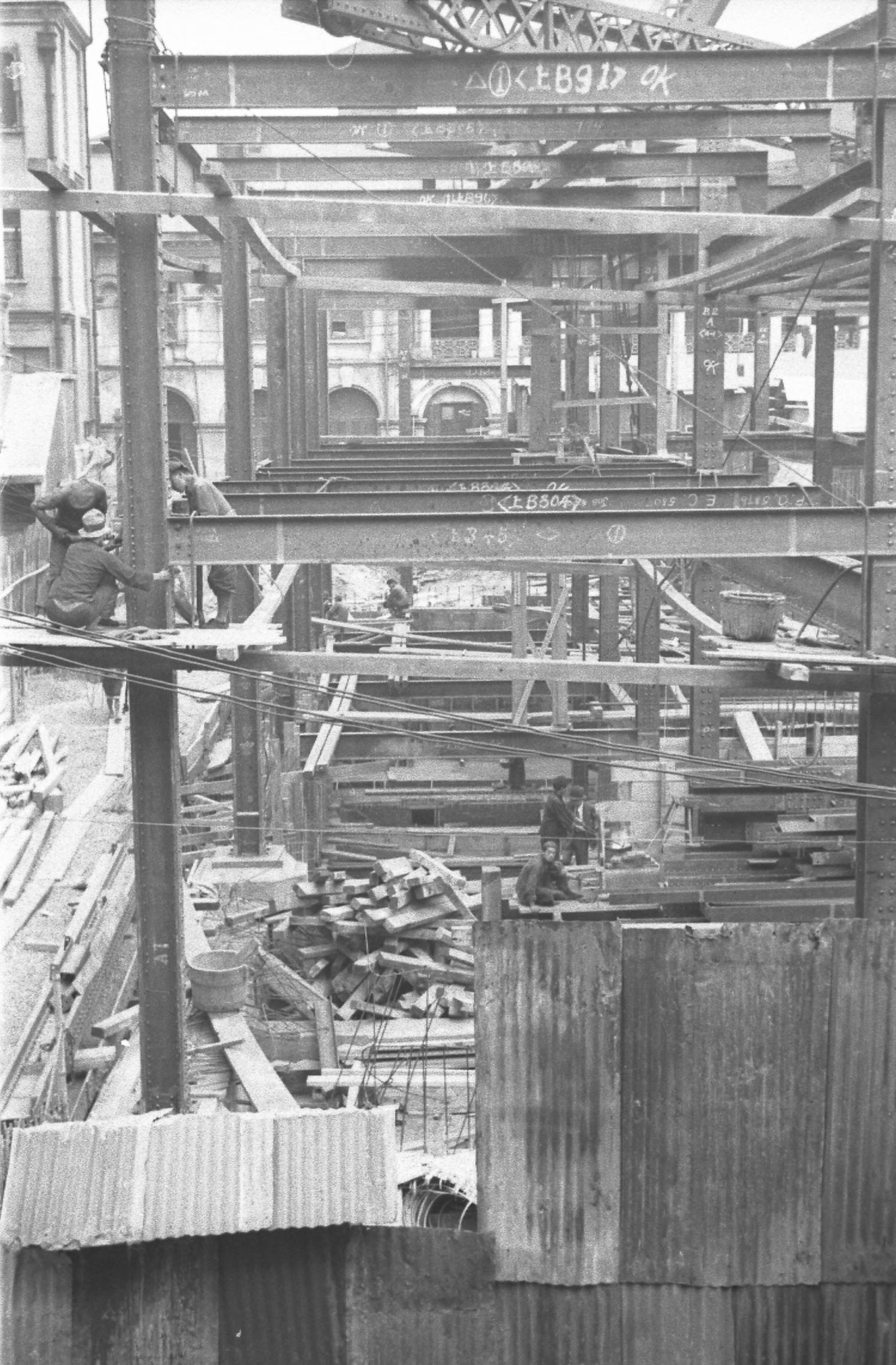 【JPG清晰版】._上海，建筑工人建造摩天大楼