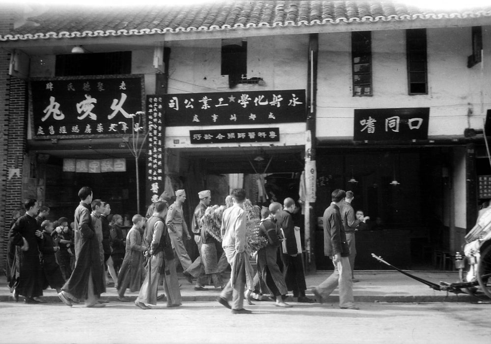【JPG清晰版】._成都，美军士兵在繁忙的城市街道上行走