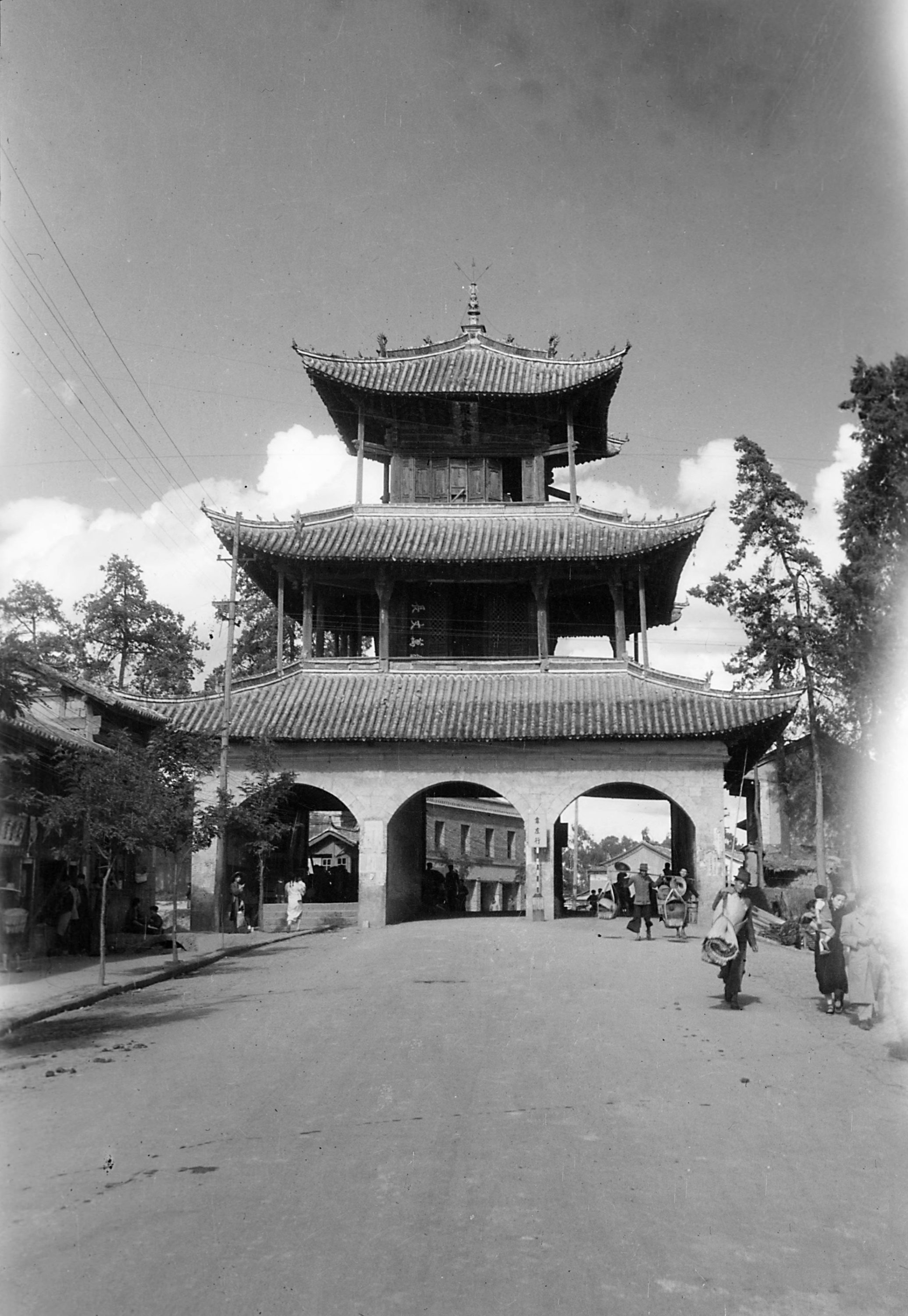 【JPG清晰版】._昆明，街景，宝塔般的大门