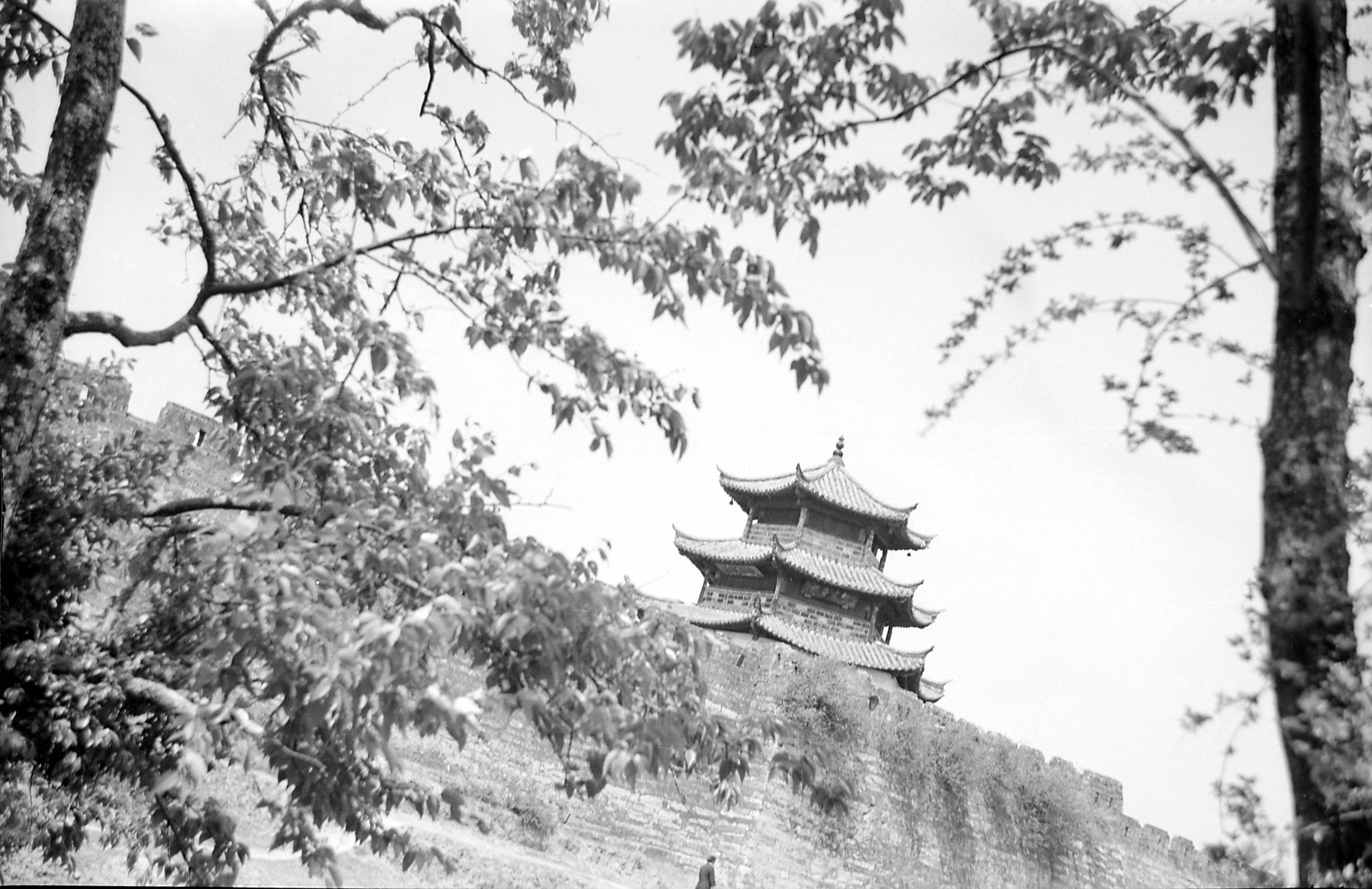 【JPG清晰版】._吕梁，城墙上方的寺庙