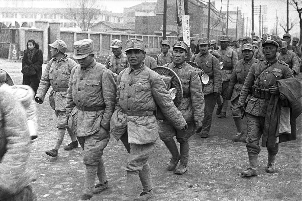【JPG清晰版】._年内战期间，国民革命军士兵在南京街头行进
