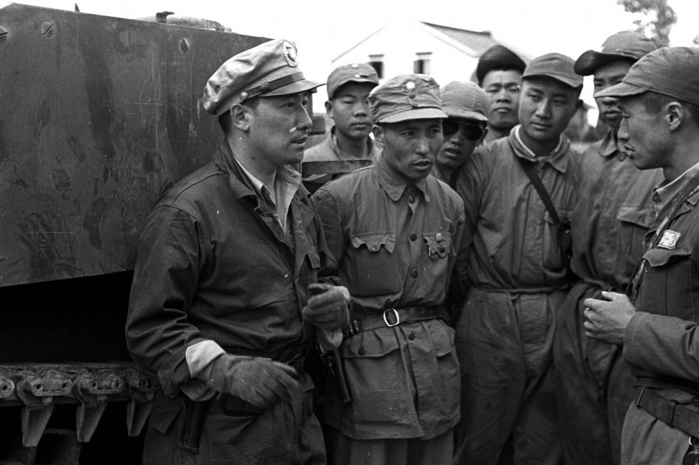 【JPG清晰版】._蒋介石的养子蒋纬国与其他国民革命军成员在上海 【JPG清晰版】._蒋介石的养子蒋纬国与其他国民革命军成员在上海