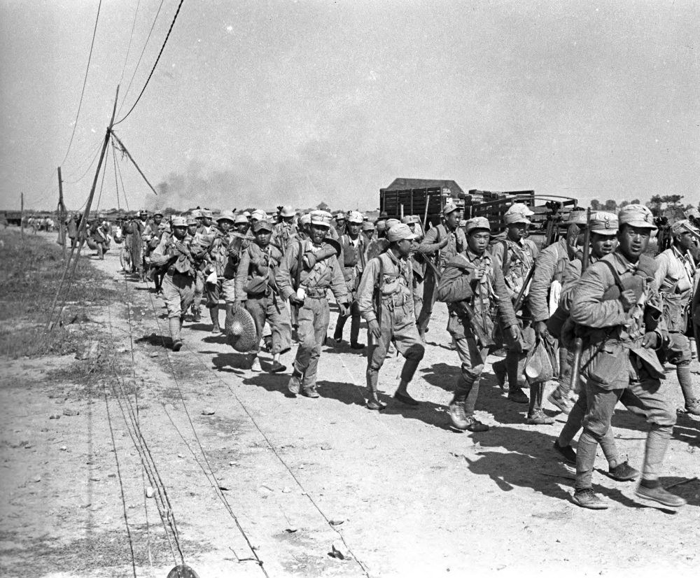 【JPG清晰版】._年国共内战期间，国民革命军士兵在上海准备作战