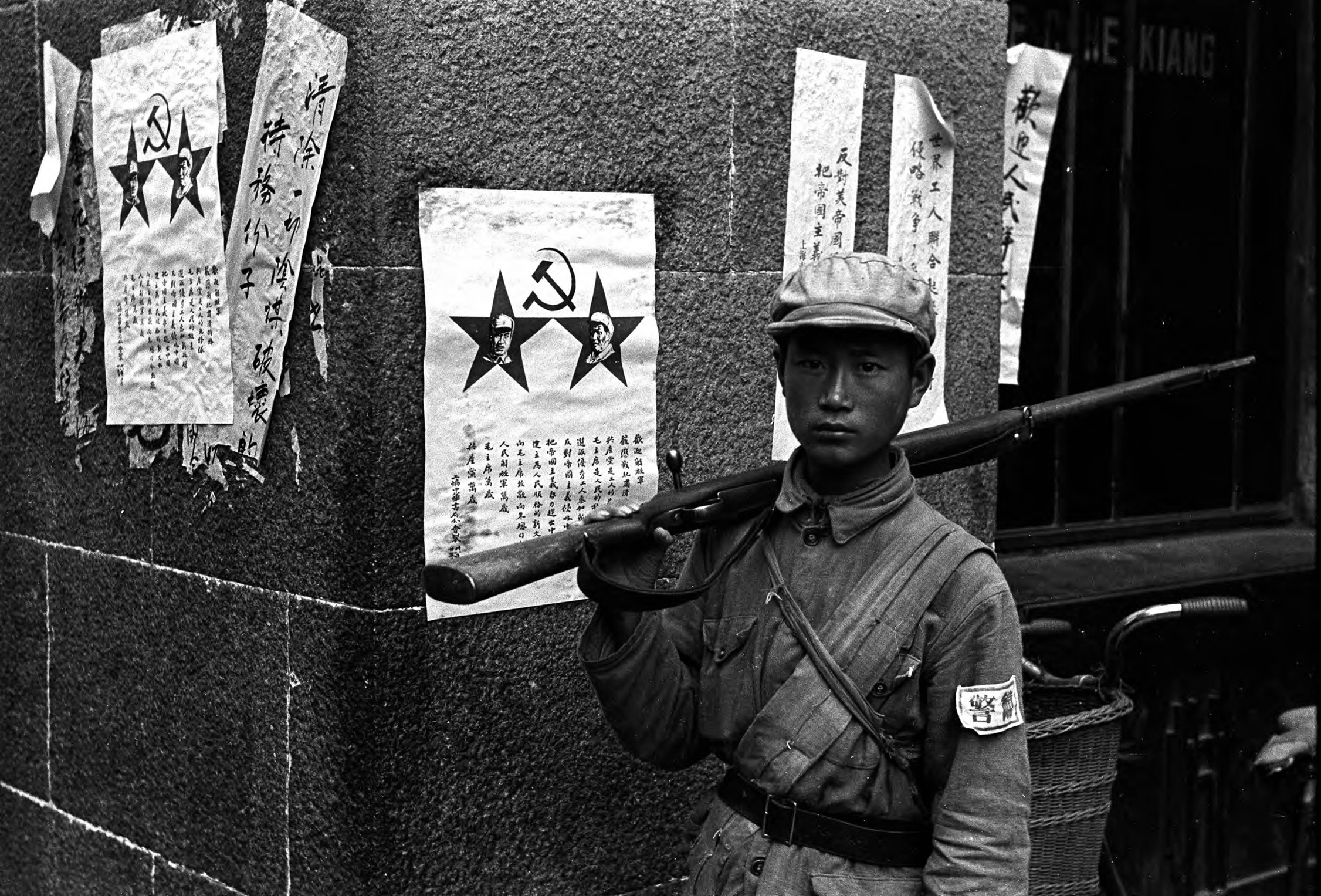 【JPG清晰版】._年国共内战期间，上海被共产党控制后，人民解放军士兵驻扎在上海