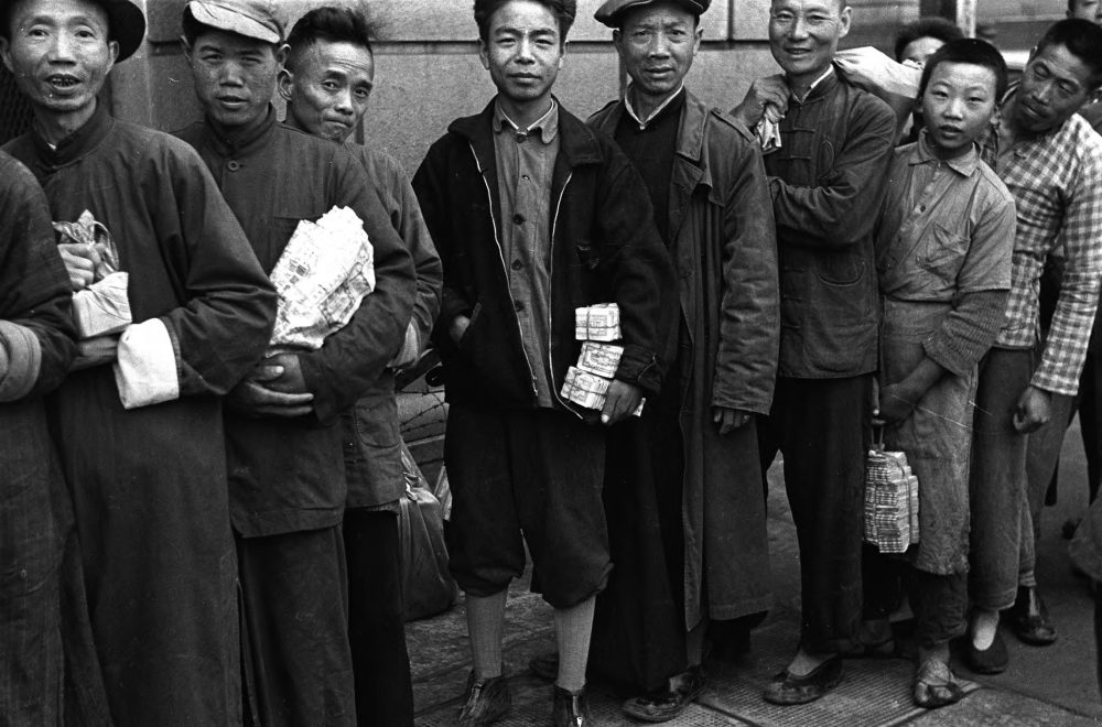【JPG清晰版】._年国共内战期间，上海民众排队兑换国民党旧币，换取共产主义新币