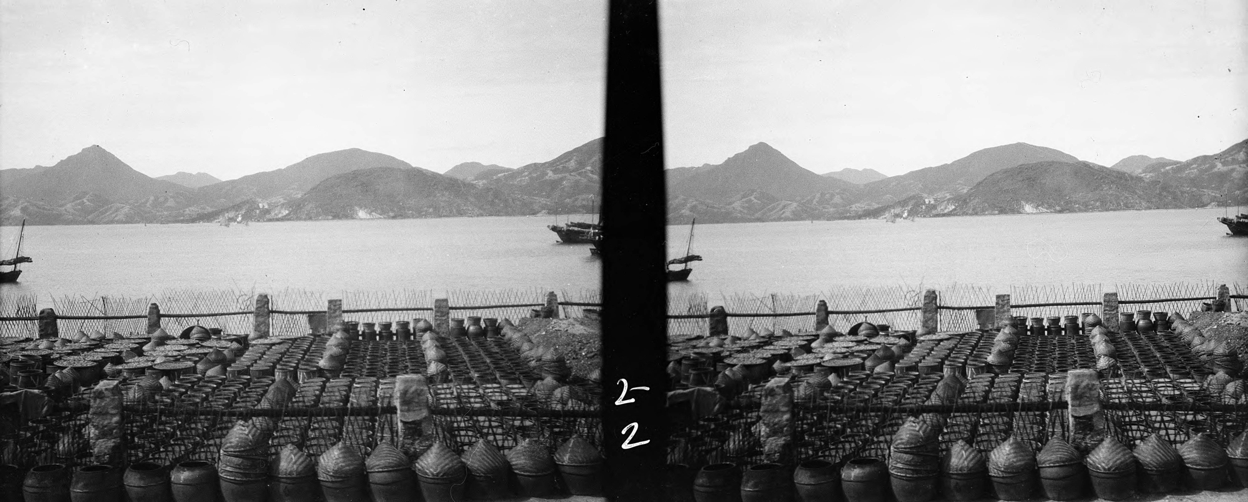【JPG清晰版】._香港，码头上停满货物和水上帆船