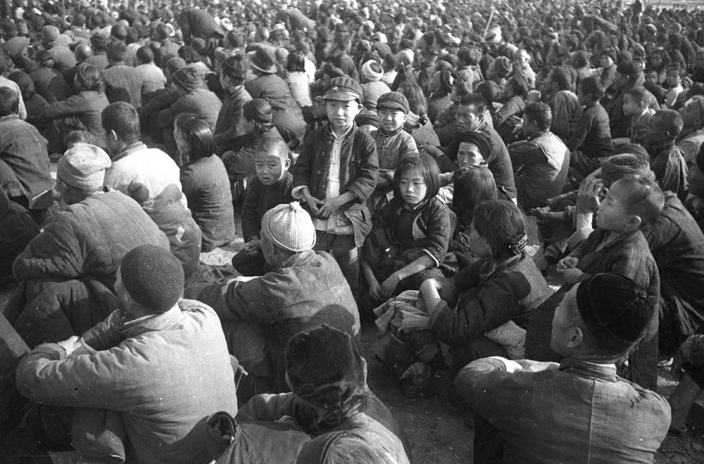 【JPG清晰版】._常德，常德战役后，难民在集会上等待接受援助