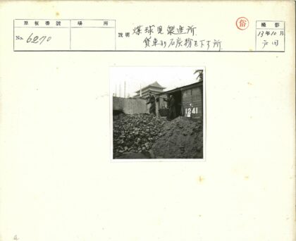 1241火车旁工人与宝塔建筑.jpg