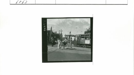 20世纪初城市街景人力车与电车.jpg