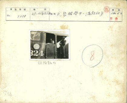 324号火车车厢内两名男子.jpg
