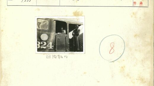324号火车车厢内两名男子.jpg