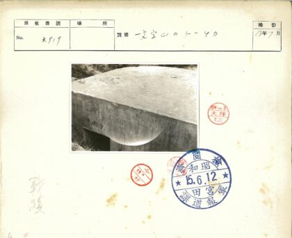 9号混凝土建筑与草地景观.jpg