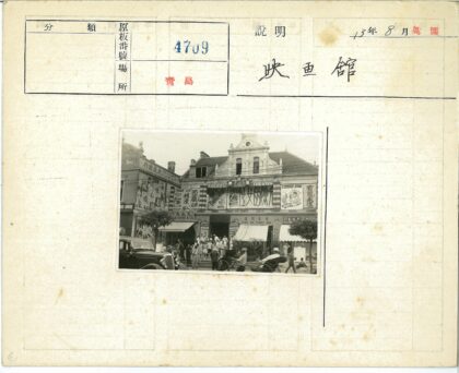 Folozu剧院街景与黑色汽车.jpg