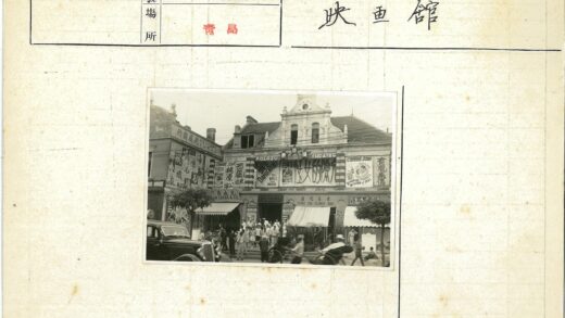 Folozu剧院街景与黑色汽车.jpg