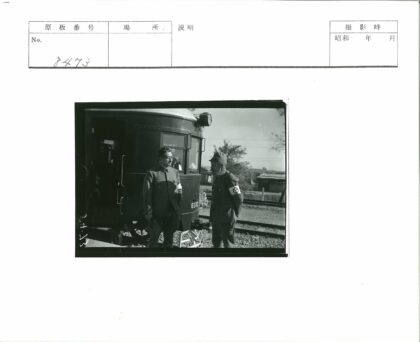 G102军装男子火车旁交谈.jpg