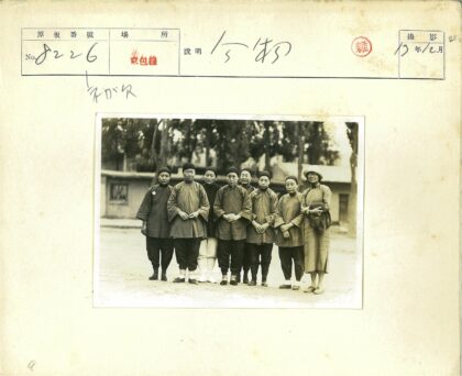 七男一女建筑前合影.jpg