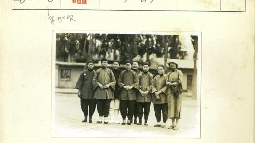 七男一女建筑前合影.jpg