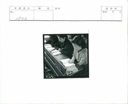 三人专注书写木桌前.jpg