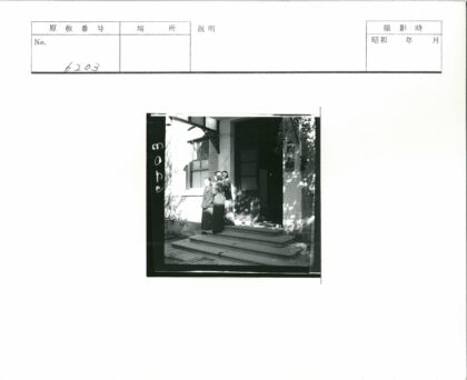 三人台阶树影中.jpg
