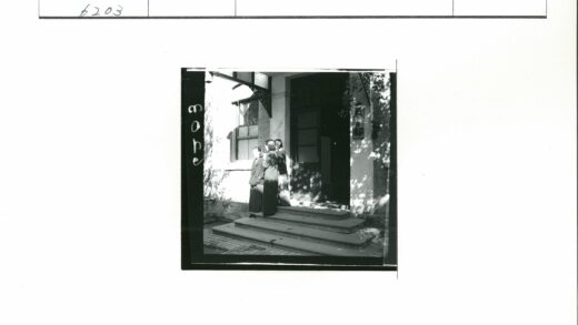 三人台阶树影中.jpg