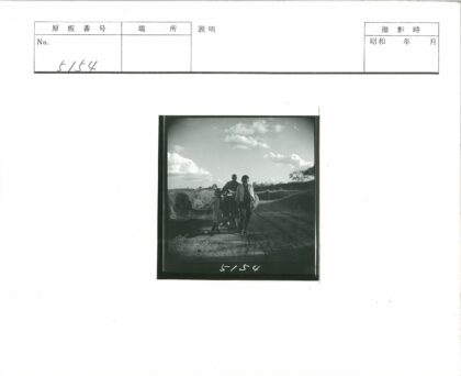 三人推车行走土路.jpg