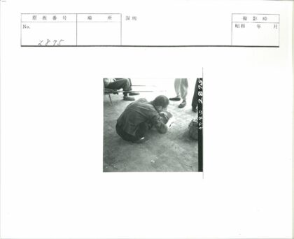 三人检查编织篮与手推车.jpg