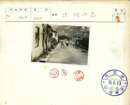 三人行走街道多云山景.jpg