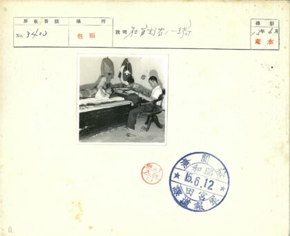 三人读书室内场景.jpg