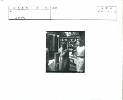三人走过钟表书店橱窗前.jpg