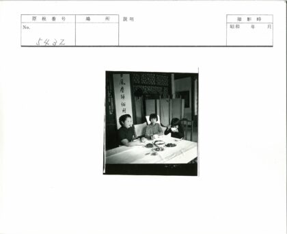 三人餐桌餐具摆拍.jpg