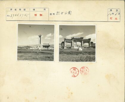 三拱门建筑前雕塑与草地方块.jpg