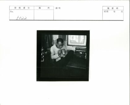 专注书写的室内男子.jpg