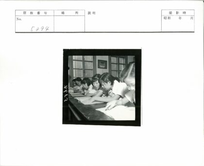 专注学习的学生与教室背景.jpg
