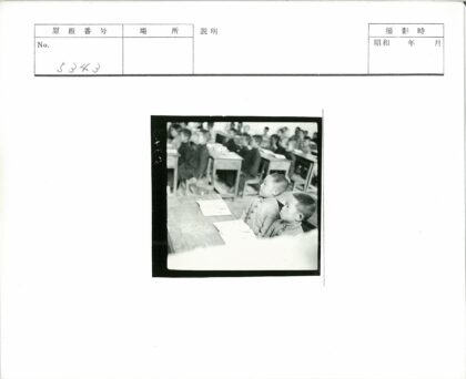 专注学习的孩子们在教室.jpg