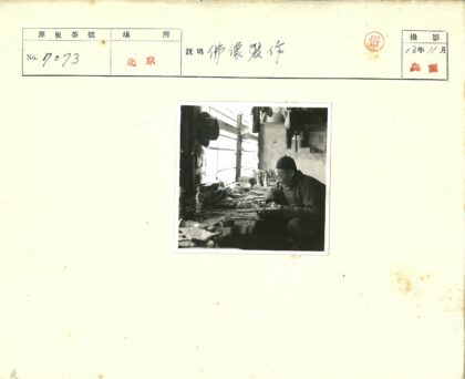 专注工作的眼镜男在杂乱桌前.jpg