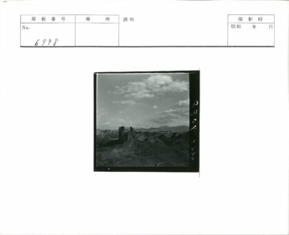 丘陵古代遗迹黑白景观.jpg