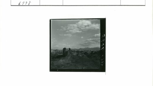 丘陵古代遗迹黑白景观.jpg